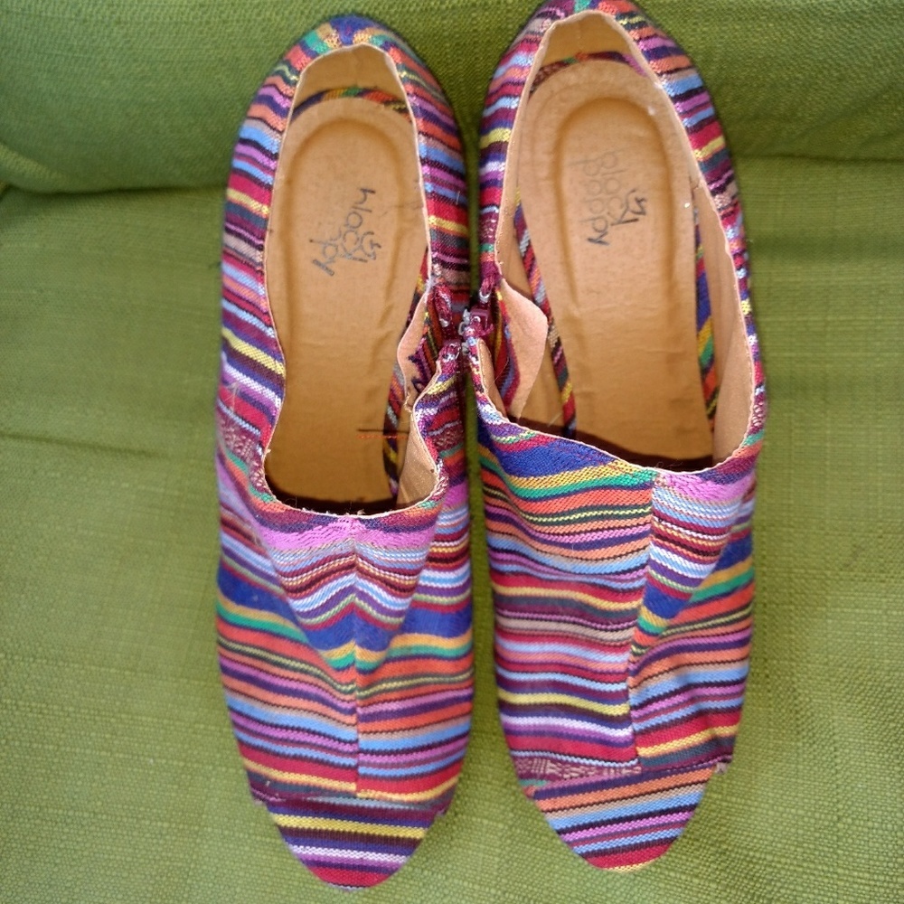 Black Poppy Wedges
